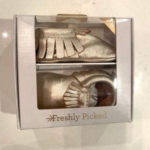 BRAND NEW Freshly Picked moccasins